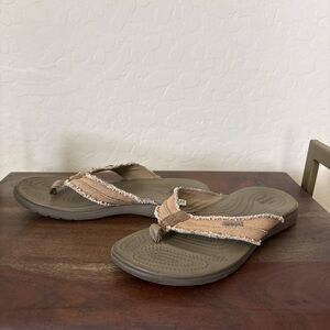 Crocs Dual Comfort Men’s Slip On Sandals Size 7 Khaki